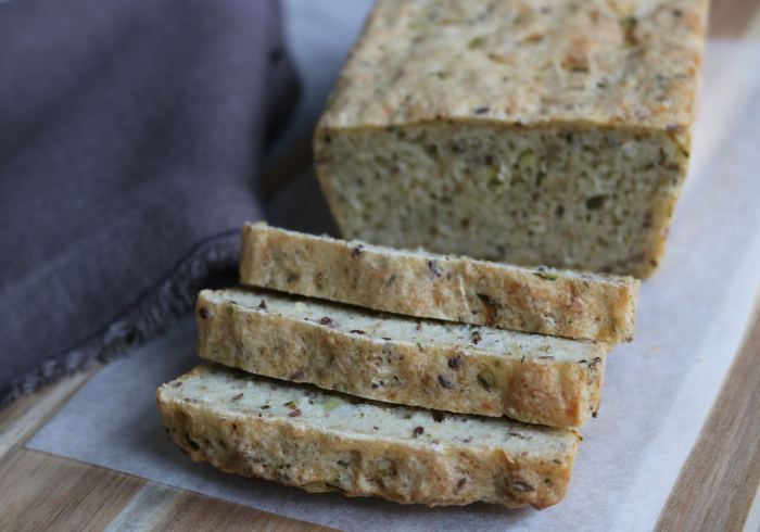 Grovt brød med agurk