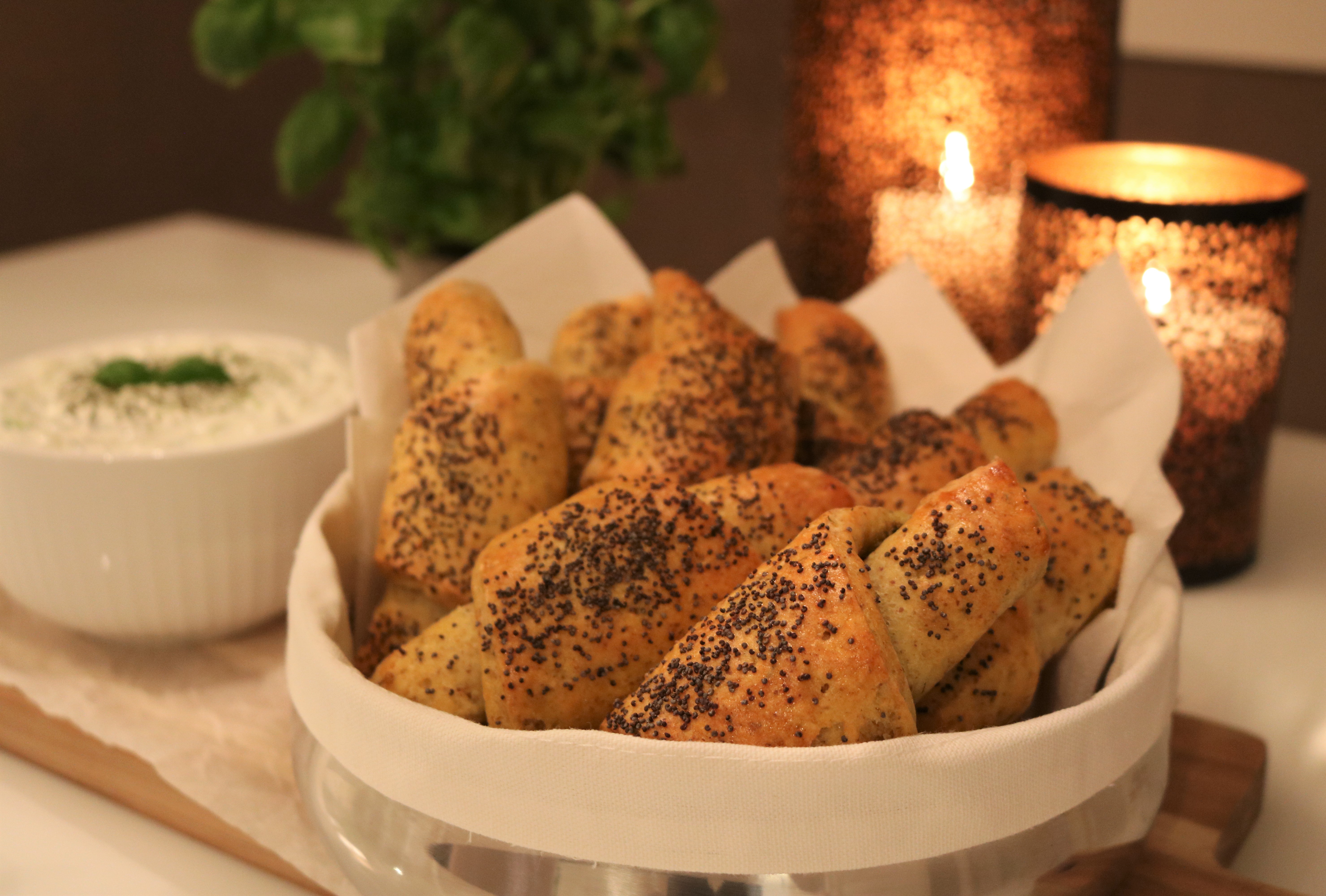 Fylte horn med basilikum & pesto med tzatziki