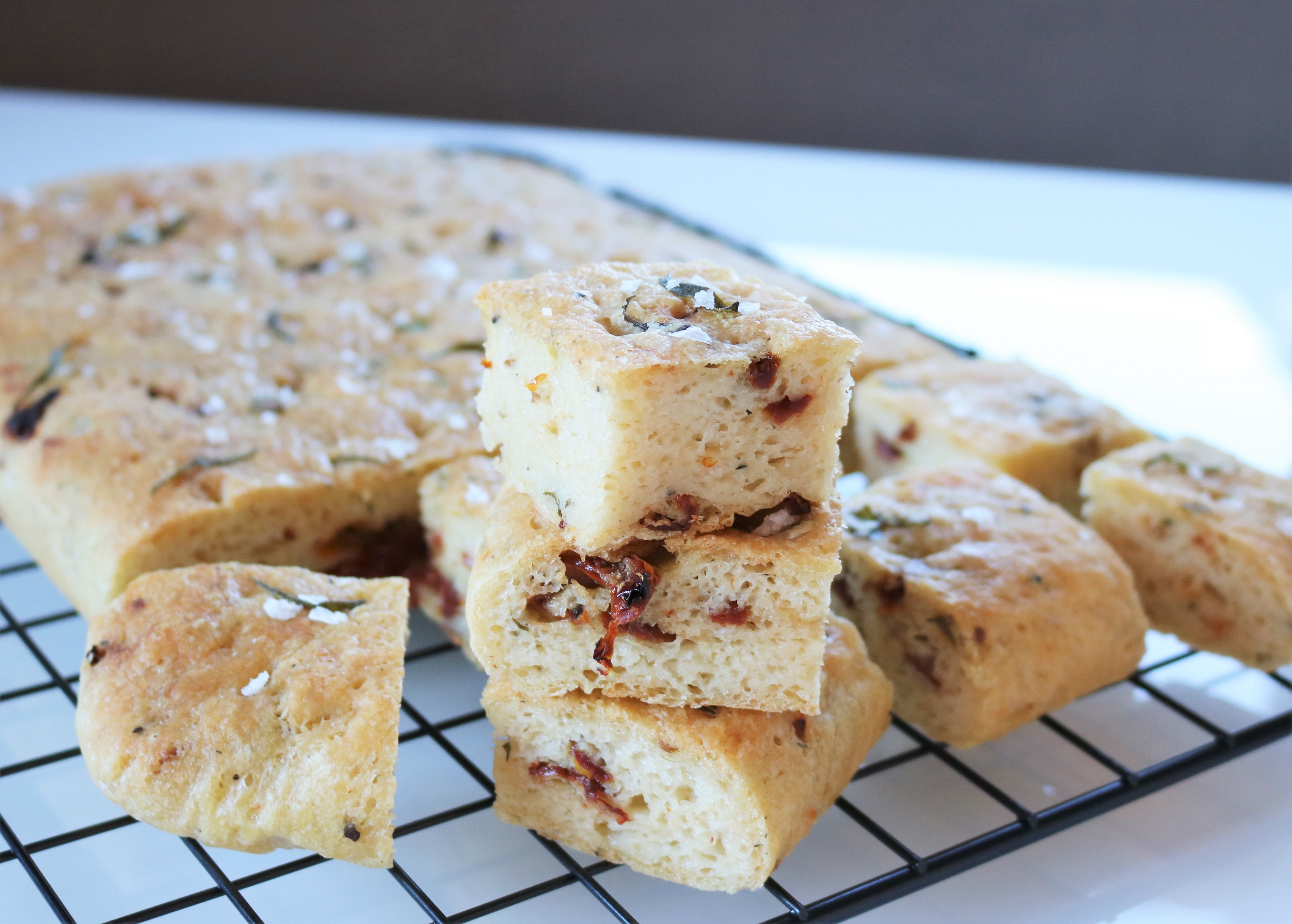 Focaccia med soltørkede tomater, timian og rosmarin